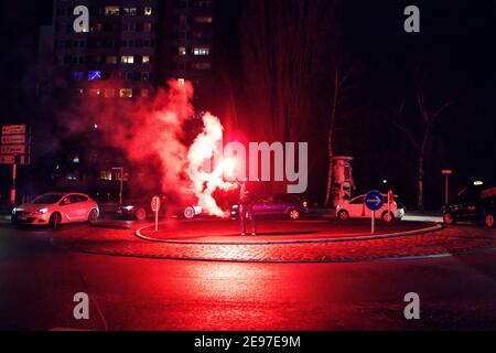 Kiel, Germania. 2 febbraio 2021. Fan di 2. Il team di Bundesliga Holstein Kiel festeggia fuori dallo stadio dopo aver raggiunto le quarti di finale della DFB-Cup. Frank Molter/Alamy Notizie dal vivo Foto Stock