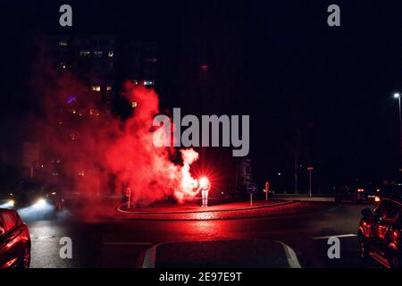 Kiel, Germania. 2 febbraio 2021. Fan di 2. Il team di Bundesliga Holstein Kiel festeggia fuori dallo stadio dopo aver raggiunto le quarti di finale della DFB-Cup. Frank Molter/Alamy Notizie dal vivo Foto Stock