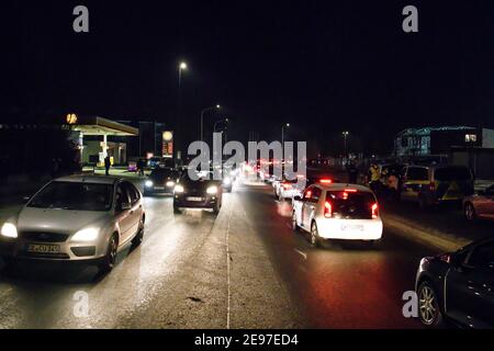 Kiel, Germania. 2 febbraio 2021. Fan di 2. Il team di Bundesliga Holstein Kiel festeggia fuori dallo stadio dopo aver raggiunto le quarti di finale della DFB-Cup. Frank Molter/Alamy Notizie dal vivo Foto Stock