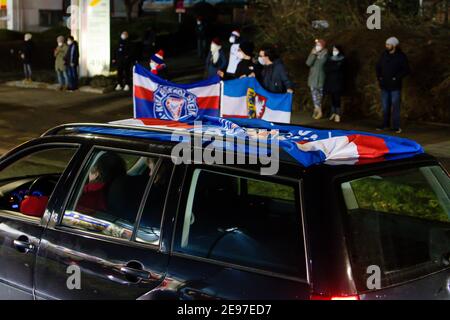 Kiel, Germania. 2 febbraio 2021. Fan di 2. Il team di Bundesliga Holstein Kiel festeggia fuori dallo stadio dopo aver raggiunto le quarti di finale della DFB-Cup. Frank Molter/Alamy Notizie dal vivo Foto Stock