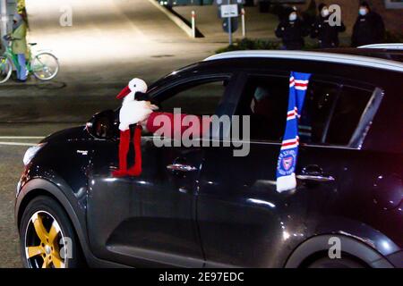 Kiel, Germania. 2 febbraio 2021. Fan di 2. Il team di Bundesliga Holstein Kiel festeggia fuori dallo stadio dopo aver raggiunto le quarti di finale della DFB-Cup. Frank Molter/Alamy Notizie dal vivo Foto Stock