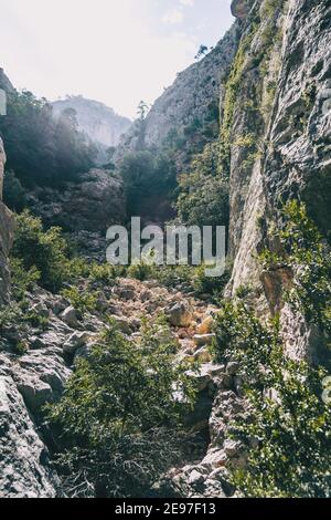 giorno nuvoloso nelle montagne del parco naturale dei porti, a tarragona (spagna). Fotografia tratta da un sentiero del trekking Foto Stock