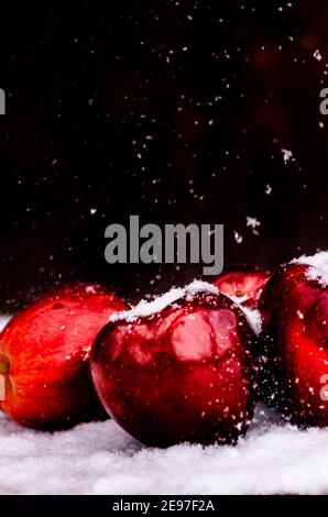 Raccolta di mele rosse. Apple sfondo. Foto Stock