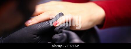 Lavoratore che indossa guanti neri Foto Stock