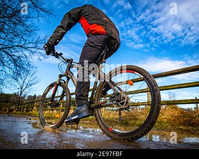 Ciclismo in inverno su un sentiero sporco Foto Stock