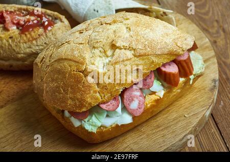 Broodje Rookworst -- salsiccia olandese e Sauerkraut Sandwich, stile venditore di strada Foto Stock