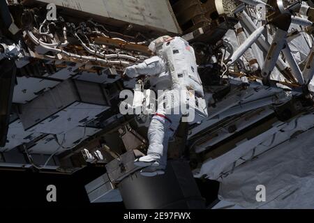 Handout photo datato 27 gennaio 2021 del NASA Spacewalker and Expedition 64 l'ingegnere di volo Michael Hopkins lavora per preparare la struttura di truss lato porto della stazione spaziale internazionale per futuri aggiornamenti dell'array solare. Foto di NASA via ABACAPRESS.COM Foto Stock