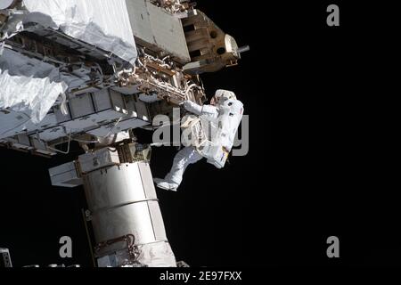 Handout photo datato 27 gennaio 2021 NASA Spacewalker and Expedition 64 Flight Engineer Victor Glover lavora per preparare la struttura di traliccio sul lato porto della stazione spaziale internazionale per futuri aggiornamenti dell'array solare. Foto di NASA via ABACAPRESS.COM Foto Stock