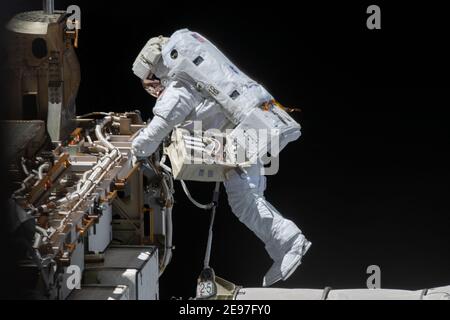 Handout photo datato 27 gennaio 2021 di NASA Spacewalker and Expedition 64 Flight Engineer Victor Glover lavora per preparare la struttura di traliccio sul lato porto della stazione spaziale internazionale per futuri aggiornamenti dell'array solare. Foto di NASA via ABACAPRESS.COM Foto Stock