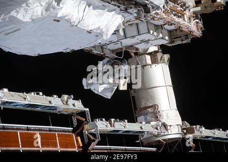 Handout photo datato 27 gennaio 2021 di NASA Spacewalker and Expedition 64 Flight Engineer Victor Glover lavora per preparare la struttura di traliccio sul lato porto della stazione spaziale internazionale per futuri aggiornamenti dell'array solare. Foto di NASA via ABACAPRESS.COM Foto Stock