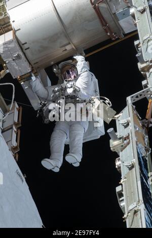 Handout photo datato 27 gennaio 2021 di NASA Spacewalker and Expedition 64 Flight Engineer Victor Glover lavora per preparare la struttura di traliccio sul lato porto della stazione spaziale internazionale per futuri aggiornamenti dell'array solare. Foto di NASA via ABACAPRESS.COM Foto Stock