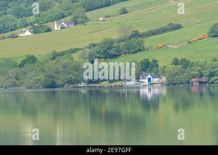 Drumnadrochit Scozia riflesso in Loch Ness Foto Stock