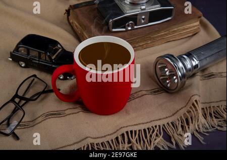 Tazza di caffè calda con oggetti vintage Feel Still Life. Foto Stock