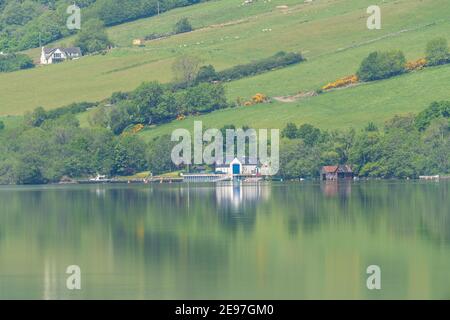 Drumnadrochit Scozia riflesso in Loch Ness Foto Stock