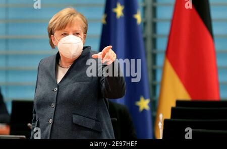 Berlino, Germania. 03 Feb 2021. Il Cancelliere Angela Merkel (CDU) arriva alla Cancelleria per la riunione settimanale del gabinetto. Credit: Michael Sohn/POOL AP/dpa/Alamy Live News Foto Stock