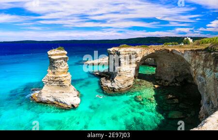 Splendido paesaggio marino in Puglia. Italia. 'Torre di Sant Andrea' - famosa spiaggia con formazioni rocciose nei pressi della città di Otranto Foto Stock