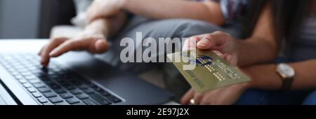 Bilancio di pianificazione coniuge a casa Foto Stock