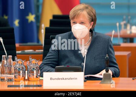 Berlino, Germania. 03 Feb 2021. La cancelliera Angela Merkel (CDU) partecipa a una riunione settimanale del gabinetto presso l'Ufficio del Cancelliere. Credit: Michael Sohn/POOL AP/dpa/Alamy Live News Foto Stock