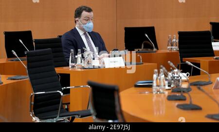 Berlino, Germania. 03 Feb 2021. Jens Spahn (CDU), Ministro federale della sanità, legge su uno smartphone prima dell'inizio di una riunione settimanale del gabinetto. Credit: Michael Sohn/POOL AP/dpa/Alamy Live News Foto Stock