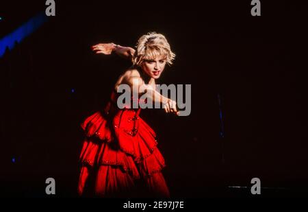 ROTTERDAM, PAESI BASSI - AGOSTO 25,1987: Madonna in diretta sul palco durante il suo tour mondiale "Chi è quella ragazza". Foto Stock