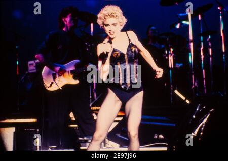 ROTTERDAM, PAESI BASSI - AGOSTO 25,1987: Madonna in diretta sul palco durante il suo tour mondiale "Chi è quella ragazza". Foto Stock