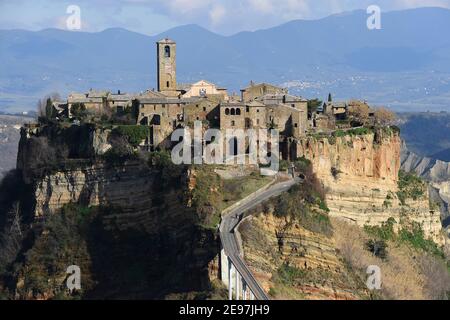 2/2/2021 - Civita è una frazione di 11 abitanti del comune di Bagnoregio, in provincia di Viterbo, in Lazio, parte dei borghi più belli d'Italia, ogni anno affonda di più e Civita di Bagnoregio è stata soprannominata anche la città che muore. Per questo motivo il paese è stato classificato dall'UNESCO come Patrimonio dell'Umanità per il 2022, per il suo paesaggio culturale di straordinaria importanza Civita è una frazione di 11 abitanti nel comune di Bagnoregio, in provincia di Viterbo, in Lazio, Parte dei più bei villaggi d'Italia, ogni anno affonda di più e Civita Foto Stock