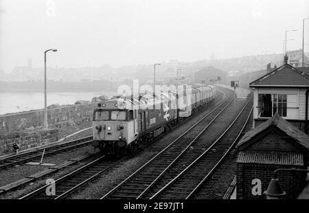 Locomotiva diesel di classe 50 n. 50050 "Fearless" con partenza da Penzance con un treno dell'ufficio postale per Londra Paddington. 16 giugno 1986. Foto Stock