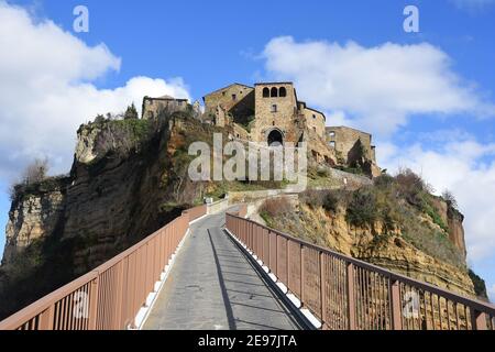 2/2/2021 - Civita è una frazione di 11 abitanti del comune di Bagnoregio, in provincia di Viterbo, in Lazio, parte dei borghi più belli d'Italia, ogni anno affonda di più e Civita di Bagnoregio è stata soprannominata anche la città che muore. Per questo motivo il paese è stato classificato dall'UNESCO come Patrimonio dell'Umanità per il 2022, per il suo paesaggio culturale di straordinaria importanza Civita è una frazione di 11 abitanti nel comune di Bagnoregio, in provincia di Viterbo, in Lazio, Parte dei più bei villaggi d'Italia, ogni anno affonda di più e Civita Foto Stock