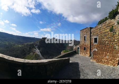 2/2/2021 - Civita è una frazione di 11 abitanti del comune di Bagnoregio, in provincia di Viterbo, in Lazio, parte dei borghi più belli d'Italia, ogni anno affonda di più e Civita di Bagnoregio è stata soprannominata anche la città che muore. Per questo motivo il paese è stato classificato dall'UNESCO come Patrimonio dell'Umanità per il 2022, per il suo paesaggio culturale di straordinaria importanza Civita è una frazione di 11 abitanti nel comune di Bagnoregio, in provincia di Viterbo, in Lazio, Parte dei più bei villaggi d'Italia, ogni anno affonda di più e Civita Foto Stock