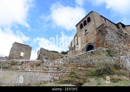 2/2/2021 - Civita è una frazione di 11 abitanti del comune di Bagnoregio, in provincia di Viterbo, in Lazio, parte dei borghi più belli d'Italia, ogni anno affonda di più e Civita di Bagnoregio è stata soprannominata anche la città che muore. Per questo motivo il paese è stato classificato dall'UNESCO come Patrimonio dell'Umanità per il 2022, per il suo paesaggio culturale di straordinaria importanza Civita è una frazione di 11 abitanti nel comune di Bagnoregio, in provincia di Viterbo, in Lazio, Parte dei più bei villaggi d'Italia, ogni anno affonda di più e Civita Foto Stock