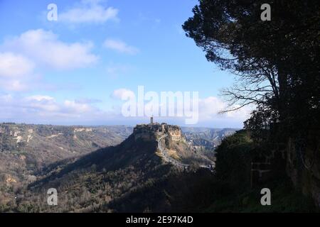 2/2/2021 - Civita è una frazione di 11 abitanti del comune di Bagnoregio, in provincia di Viterbo, in Lazio, parte dei borghi più belli d'Italia, ogni anno affonda di più e Civita di Bagnoregio è stata soprannominata anche la città che muore. Per questo motivo il paese è stato classificato dall'UNESCO come Patrimonio dell'Umanità per il 2022, per il suo paesaggio culturale di straordinaria importanza Civita è una frazione di 11 abitanti nel comune di Bagnoregio, in provincia di Viterbo, in Lazio, Parte dei più bei villaggi d'Italia, ogni anno affonda di più e Civita Foto Stock