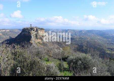 2/2/2021 - Civita è una frazione di 11 abitanti del comune di Bagnoregio, in provincia di Viterbo, in Lazio, parte dei borghi più belli d'Italia, ogni anno affonda di più e Civita di Bagnoregio è stata soprannominata anche la città che muore. Per questo motivo il paese è stato classificato dall'UNESCO come Patrimonio dell'Umanità per il 2022, per il suo paesaggio culturale di straordinaria importanza Civita è una frazione di 11 abitanti nel comune di Bagnoregio, in provincia di Viterbo, in Lazio, Parte dei più bei villaggi d'Italia, ogni anno affonda di più e Civita Foto Stock