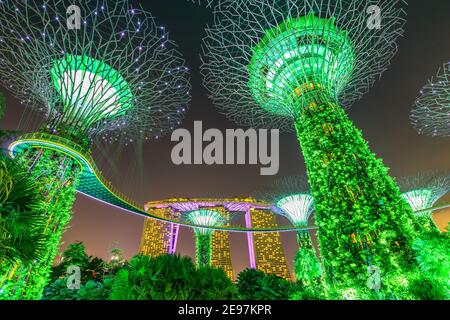 Singapore - 30 Aprile 2018: Spettacoli di luci e suoni di Garden Rhapsody su Supertree Grove con OCBC Skyway a Gardens by the Bay. Marina Bay Sands on Foto Stock