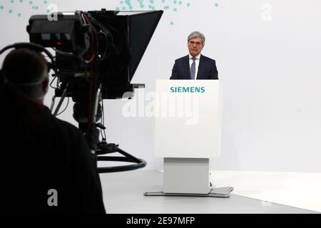 Monaco, Germania. 03 Feb 2021. Joe Kaeser, amministratore delegato uscente del conglomerato industriale Siemens, ha tenuto il suo discorso durante la riunione generale annuale virtuale. Credit: Matthias Schrader/POOL AP/dpa/Alamy Live News Foto Stock