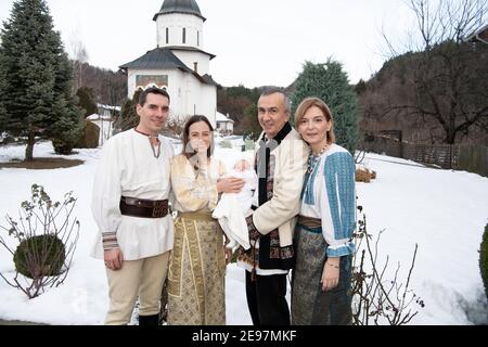 Il Principe Nicola, la Principessa Alina di Romania, il Principe dei Padri Mihai e sua moglie la Principessa Emanuela de Ghyka posano dopo il Cristianesimo reale della Principessa Maria Alexandra di Romania al Monastero di Valeny, il 23 giugno 2021 a Valeny, Romania. Foto di David Niviere/ABACAPRESS.COM Foto Stock