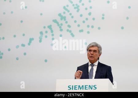 Monaco, Germania. 03 Feb 2021. Joe Kaeser, amministratore delegato uscente del conglomerato industriale Siemens, ha tenuto il suo discorso durante la riunione generale annuale virtuale. Credit: Matthias Schrader/POOL AP/dpa/Alamy Live News Foto Stock