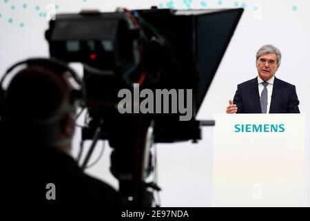 Monaco, Germania. 03 Feb 2021. Joe Kaeser, amministratore delegato uscente del conglomerato industriale Siemens, ha tenuto il suo discorso durante la riunione generale annuale virtuale. Credit: Matthias Schrader/POOL AP/dpa/Alamy Live News Foto Stock