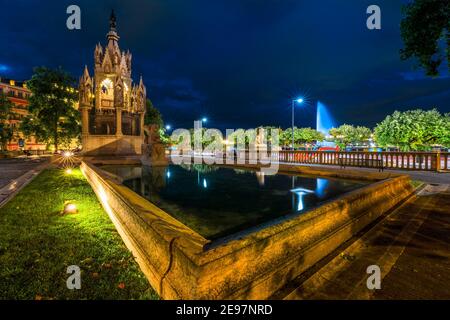 Brunswick Monumento con la statua del Leone nel Jardin des Alpes, un mausoleo costruito nel 1879. Jet d'eau, sybol della città, e il lago Leman, riflettendo in acqua Foto Stock