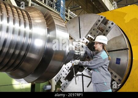 Foto topic, job cut a Siemens Energy - giovane ingegnere in produzione, cooperativa engineering formazione a Siemens Energy, cooperativa di ingegneria treno Foto Stock