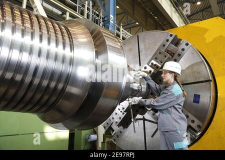 Foto topic, job cut a Siemens Energy - giovane ingegnere in produzione, cooperativa engineering formazione a Siemens Energy, cooperativa di ingegneria treno Foto Stock