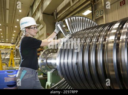 Foto topic, job cut a Siemens Energy - giovane ingegnere in produzione, cooperativa engineering formazione a Siemens Energy, cooperativa di ingegneria treno Foto Stock