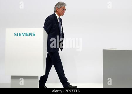 Monaco, Germania. 03 Feb 2021. Joe Kaeser, amministratore delegato uscente di Siemens, lascia il podio dopo il suo discorso all'assemblea generale annuale virtuale. Credit: Matthias Schrader/POOL AP/dpa/Alamy Live News Foto Stock