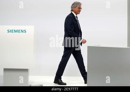 Monaco, Germania. 03 Feb 2021. Joe Kaeser, amministratore delegato uscente di Siemens, lascia il podio dopo il suo discorso all'assemblea generale annuale virtuale. Credit: Matthias Schrader/POOL AP/dpa/Alamy Live News Foto Stock