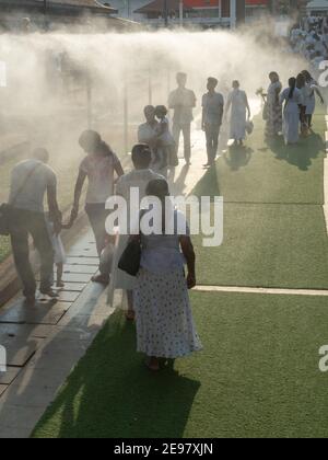 ANURADHAPURA, SRI LANKA - 9 marzo 2019: I credenti dell'asia meridionale camminano nell'antica città di Anuradhapura. Foto Stock