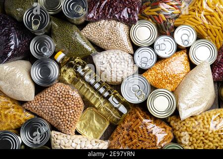 Donazioni di cibo con cibo in scatola sullo sfondo della tavola. Donare il concetto. Foto Stock