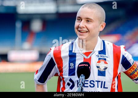 TILBURG, PAESI BASSI - GENNAIO 31: (L-R): Lindon Selahi di Willem II dopo la partita durante l'intervista con ESPN durante la partita olandese Eredivisie scommessa Foto Stock