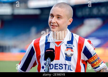 TILBURG, PAESI BASSI - GENNAIO 31: (L-R): Lindon Selahi di Willem II dopo la partita durante l'intervista con ESPN durante la partita olandese Eredivisie scommessa Foto Stock