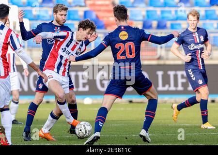 TILBURG, PAESI BASSI - GENNAIO 31: (L-R): Michael de Leeuw del FC Emmen, Wesley Spieringhs di Willem II durante la partita olandese Eredivisie tra Wille Foto Stock