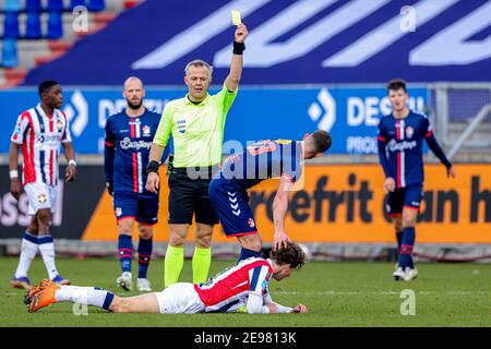 TILBURG, PAESI BASSI - GENNAIO 31: (L-R): Arbitro Robin Hensgens che mostra la carta gialla a Glenn Bijl del FC Emmen, (sul campo) Wesley Spieringhs di Willem Foto Stock