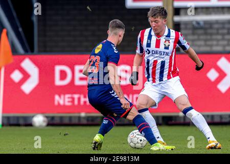 TILBURG, PAESI BASSI - GENNAIO 31: (L-R): Glenn Bijl del FC Emmen, Ole Romeny di Willem II durante la partita olandese Eredivisie tra Willem II e FC E. Foto Stock